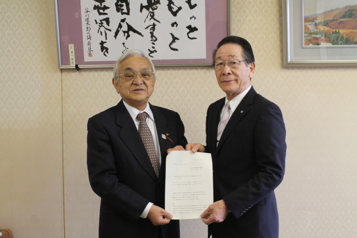 （写真）熊坂会長と小野澤町長