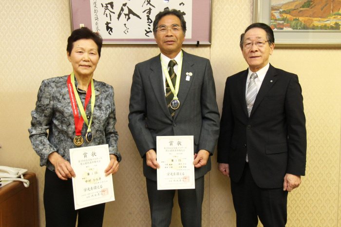（写真）左から中村さん、岡本さん、小野澤町長