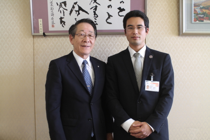 （写真）小野澤町長と村田さん