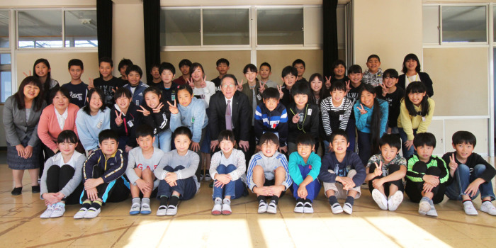（写真）高峰小学校6年生の皆さんと小野澤町長の集合写真