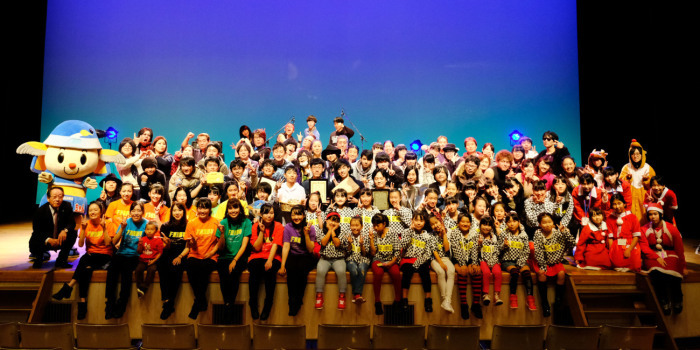 （写真）若者たちの音楽祭4に出演した皆さんと小野澤町長の集合写真
