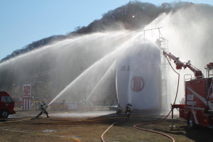 （写真）消火演技の様子