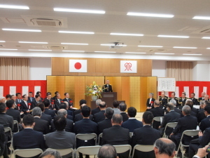 （写真）落成式の様子（清水署長による謝辞）