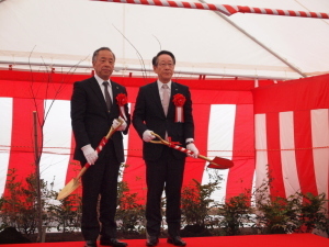 （写真）植樹の様子（清川村の岸副村長と小野澤町長）