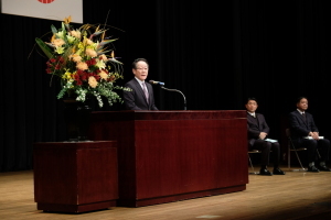 （写真）お祝いを述べる小野澤町長