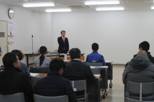 （写真）激励の言葉を述べる小野澤町長