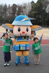 （写真）あいちゃんと記念撮影をするサポーター