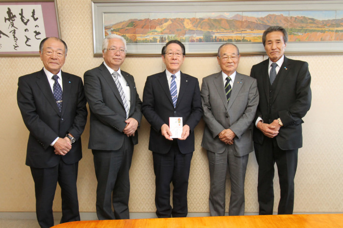 （写真）小野澤町長と小嶋会長、厚木法人会の皆さん