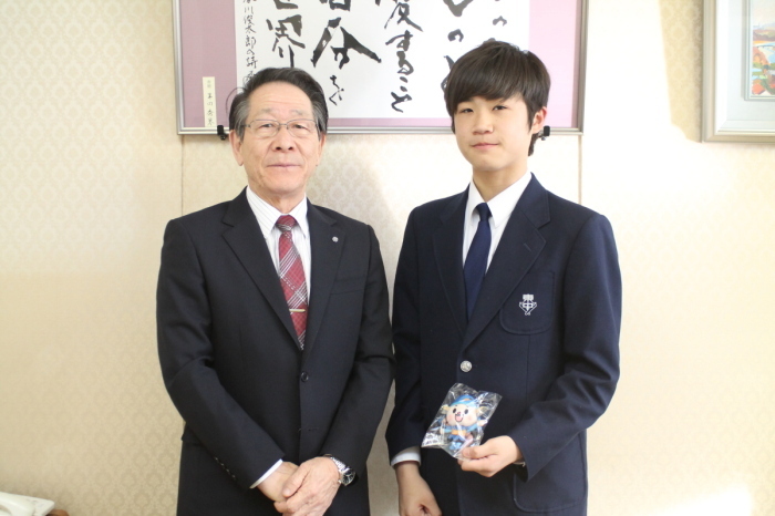（写真）<p>小野澤町長と小林さん</p>