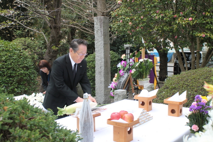 （写真）小野澤町長による献花