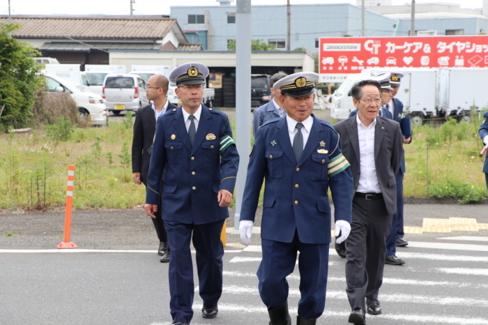 （写真）<p>巡視する清水署長（左）と小野澤町長を案内する柳川操・交通指導隊長（中央）</p>