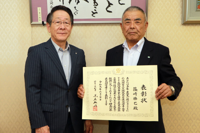 （写真）小野澤町長と篠崎さん
