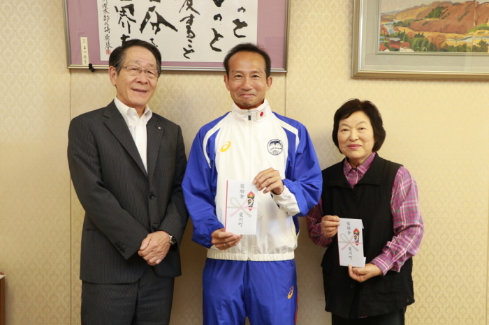 （写真）<p>左から小野澤町長、水田さん、森谷さん</p>
