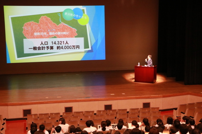 （写真）特別授業を行う小野澤町長