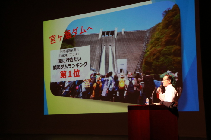 （写真）特別授業を行う小野澤町長