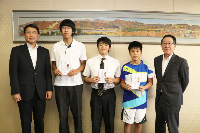 （写真）左から佐藤教育長、谷本さん、成井さん、関戸さん、小野澤町長
