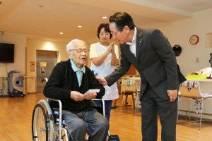 （写真）104歳の阿部政治さん