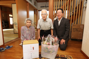 （写真）結婚60年の関 守男さん・章子さんご夫妻