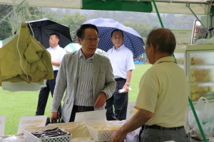 （写真）特産品のテントを訪れる小野澤町長