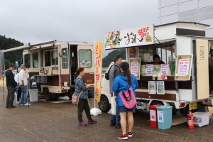 （写真）フードフェスティバルのキッチンカー