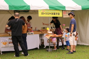 （写真）フードフェスティバルのテント