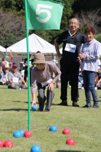 （写真）<p>「的をめがけて」の様子</p>