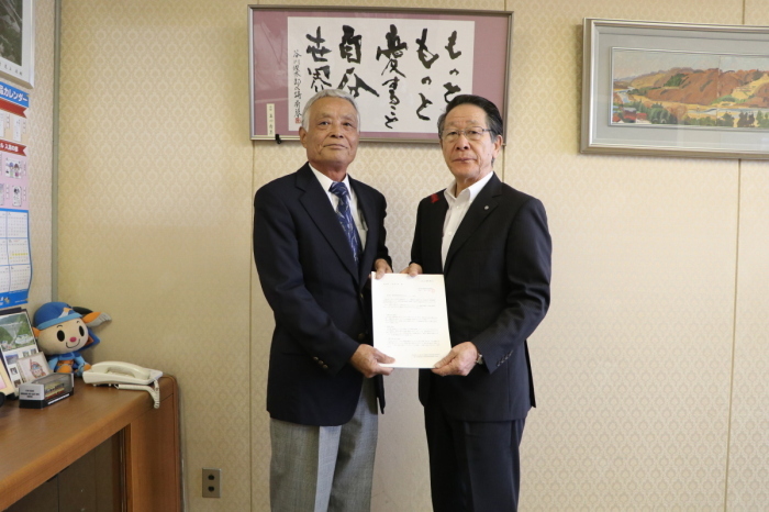 （写真）平川会長と小野澤町長
