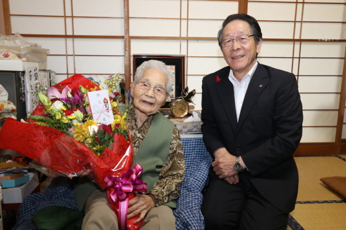 （写真）柳川さんと小野澤町長