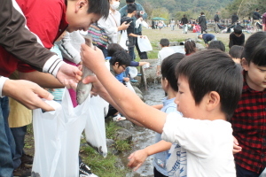 （写真）つかみどりをする子供たち