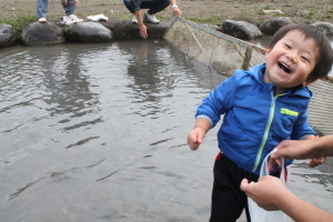 （写真）つかみどりをする子供たち