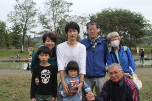 （写真）子供の部で優勝した林あかりさんのご家族