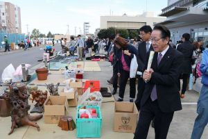 （写真）衣類・小物いいものありますコーナーを見学する小野澤町長