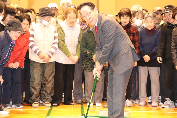 （写真）小野澤町長による始球式