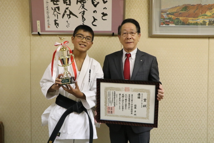 （写真）小野澤町長と佐藤さん