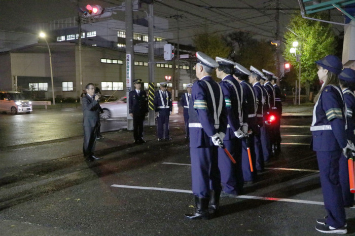 （写真）桜台団地入口交差点での町長激励あいさつ