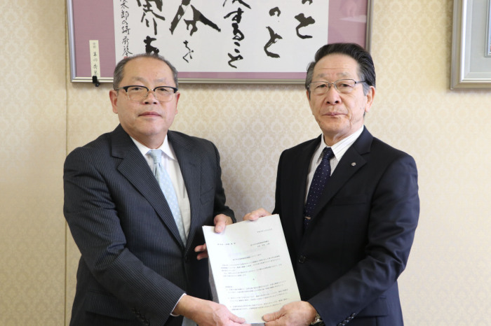 （写真）伊従会長と小野澤町長