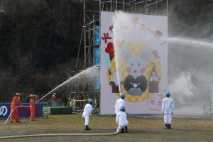 （写真）消火演技