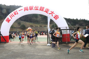 （写真）競技場を出発する選手の皆さん