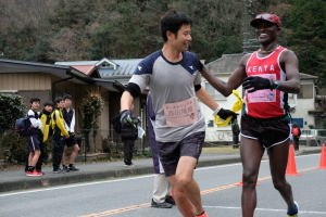 （写真）ワイナイナ選手と西田選手のたすきリレー