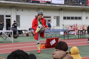 （写真）エディーさんによる大道芸ステージ