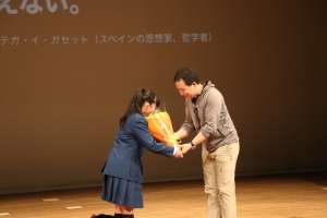 （写真）荻田さんへ花束の贈呈