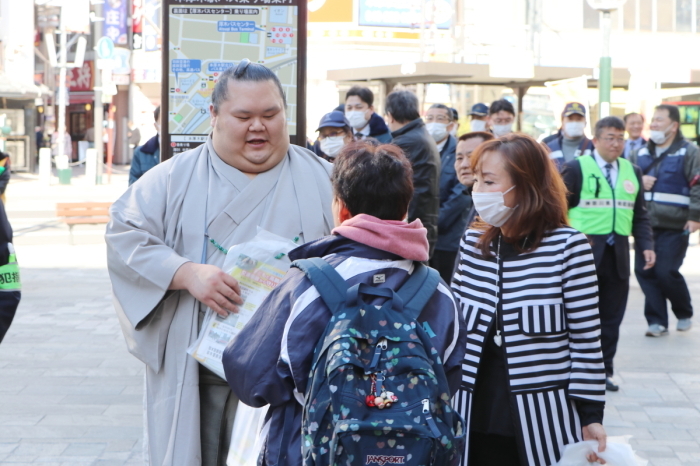 （写真）啓発物品を配布する千代丸関