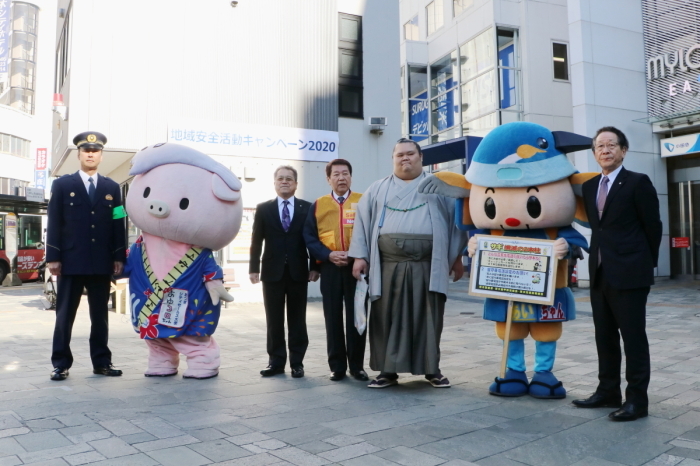 （写真）左から、河辺厚木警察署長、厚木市マスコットキャラクター「あゆコロちゃん」、岩澤清川村長、小林厚木市長、千代丸関、愛川町観光キャラクター「あいちゃん」、小野澤町長