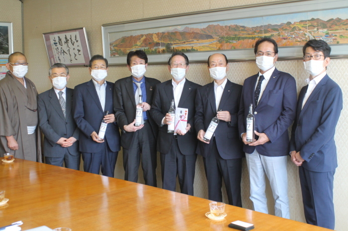 （写真）ロータリークラブの皆さんと小野澤町長が並んでいる写真