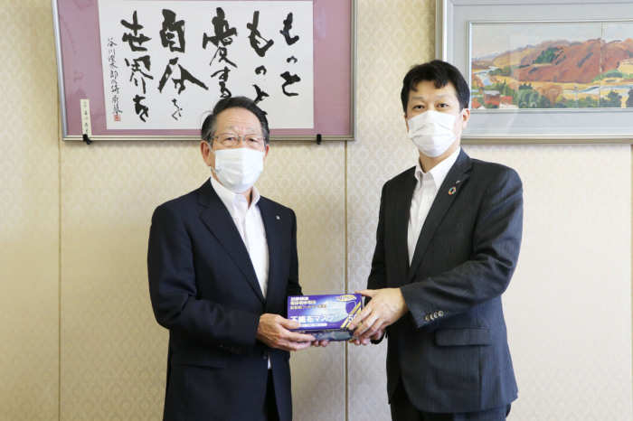 （写真）マスクを受け渡す<p>小野澤町長と四方支社長</p>