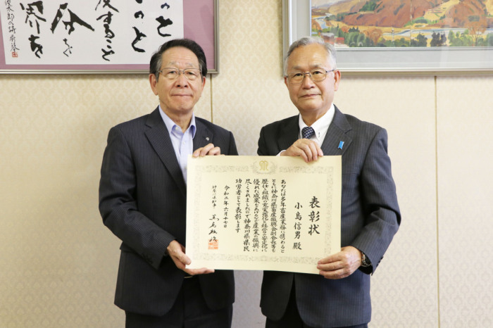 （写真）賞状を持つ小野澤町長と小島さん