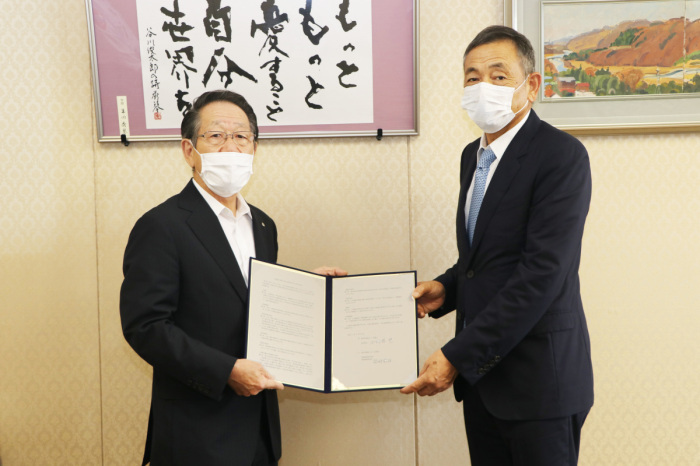 （写真）小野澤町長と篠崎代表取締役社長