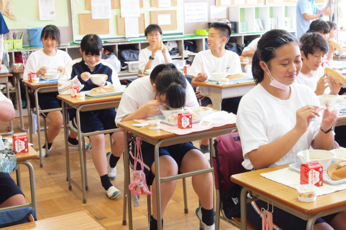 （写真）温かい給食を楽しむ生徒たち（愛川中学校）