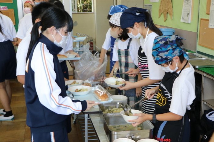 （写真）教室での配食の様子