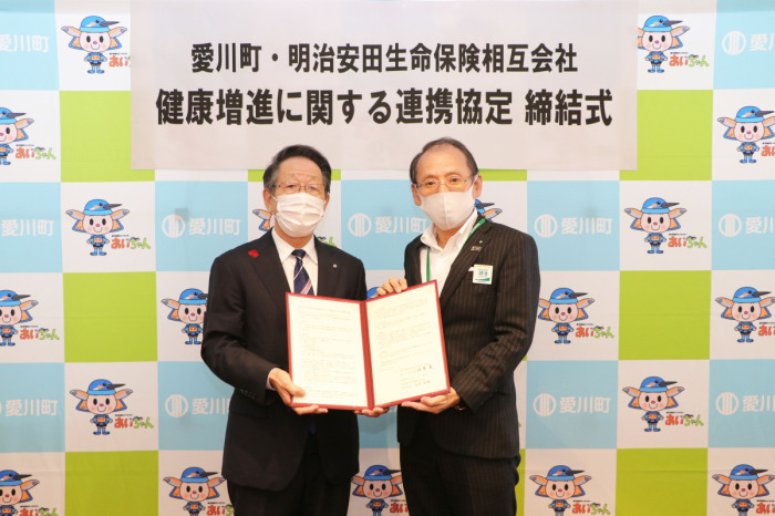（写真）協定書を持つ小野澤町長と西岡支社長